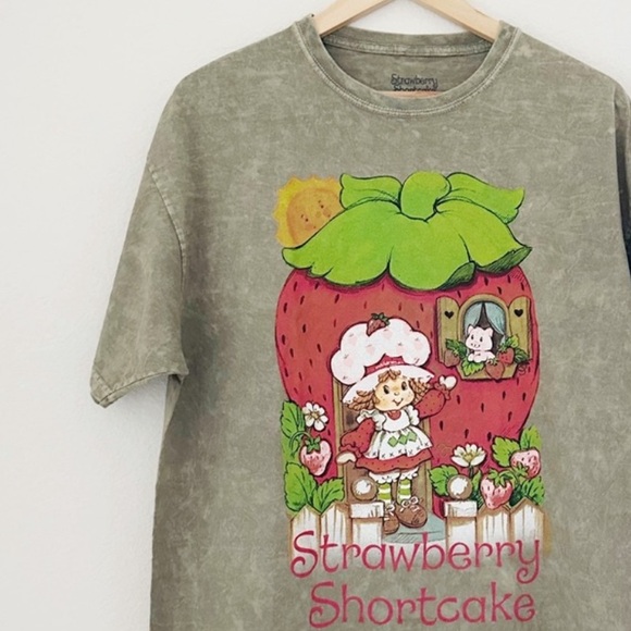 NWOT Strawberry Shortcake Oversized Graphic Tee - Picture 7 of 7